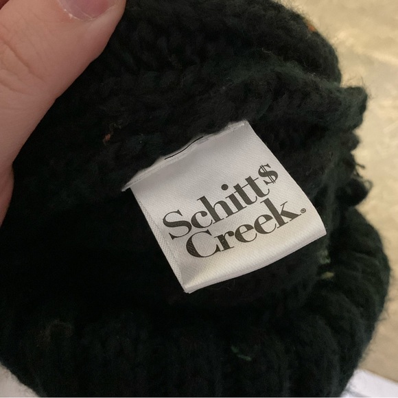 Schitts Creek A Little Bit Alexis Toque Knitted Hat - Picture 6 of 7